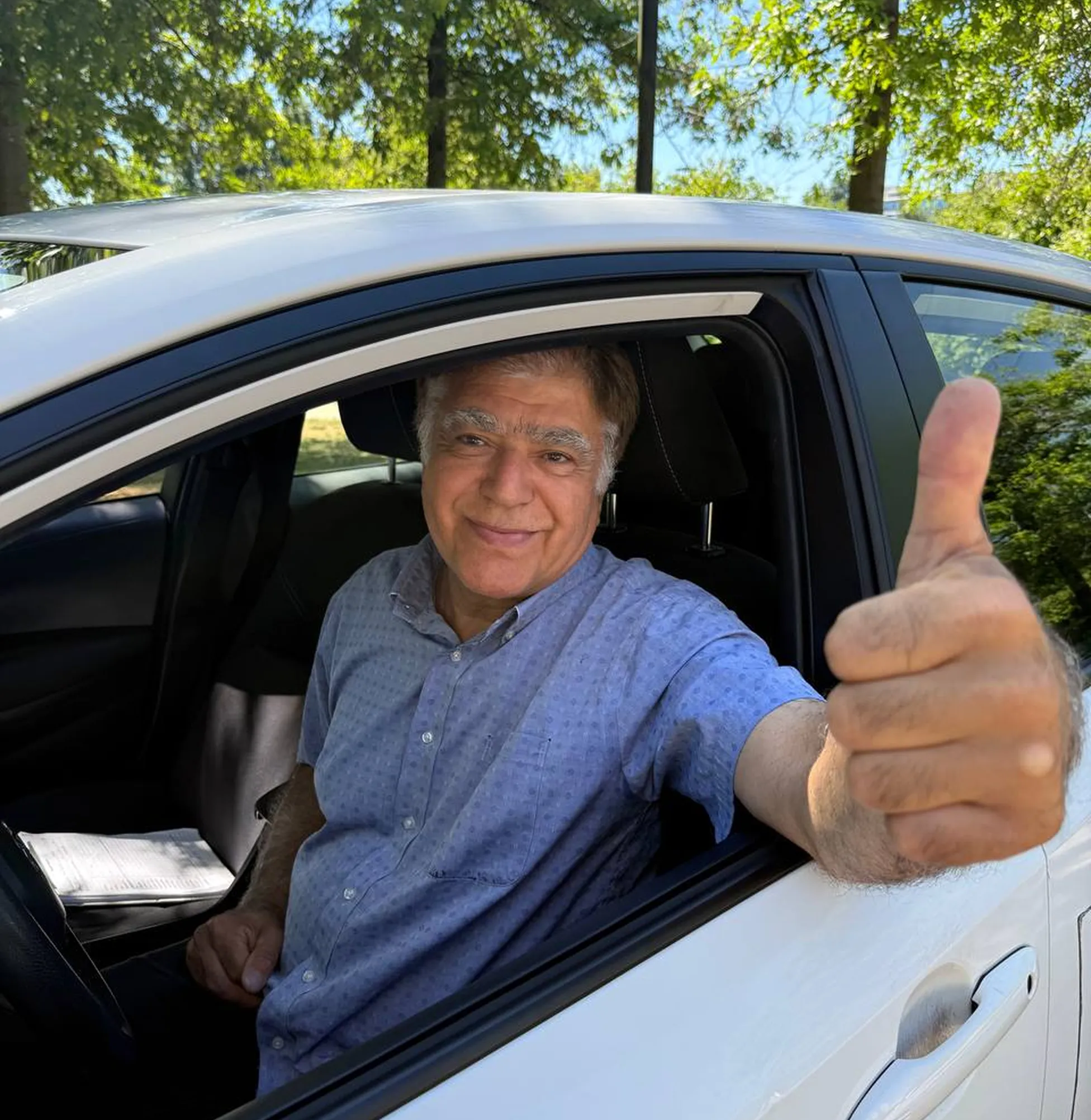 Instructor at driving school vancouver helping a learner choose training